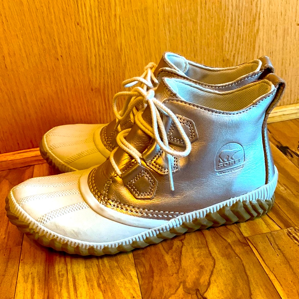 Sorel Out N About Plus Boots 7.5 Waterproof Leather Boots Metallic Gold Ivory